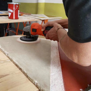 Trabajo en taller con herramientas