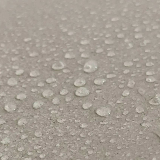 Gotas de agua sobre superficie